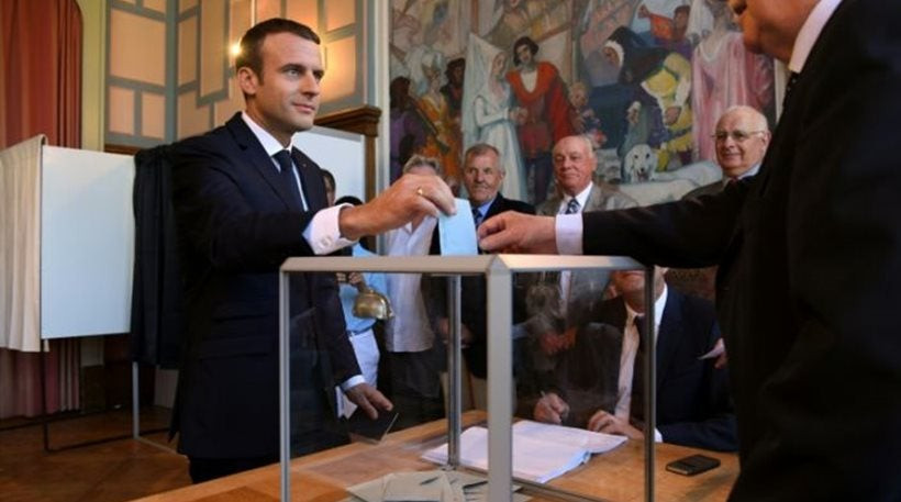Γαλλία: Πάει για συντριπτική νίκη ο Μακρόν – Ιστορικό ρεκόρ αποχής